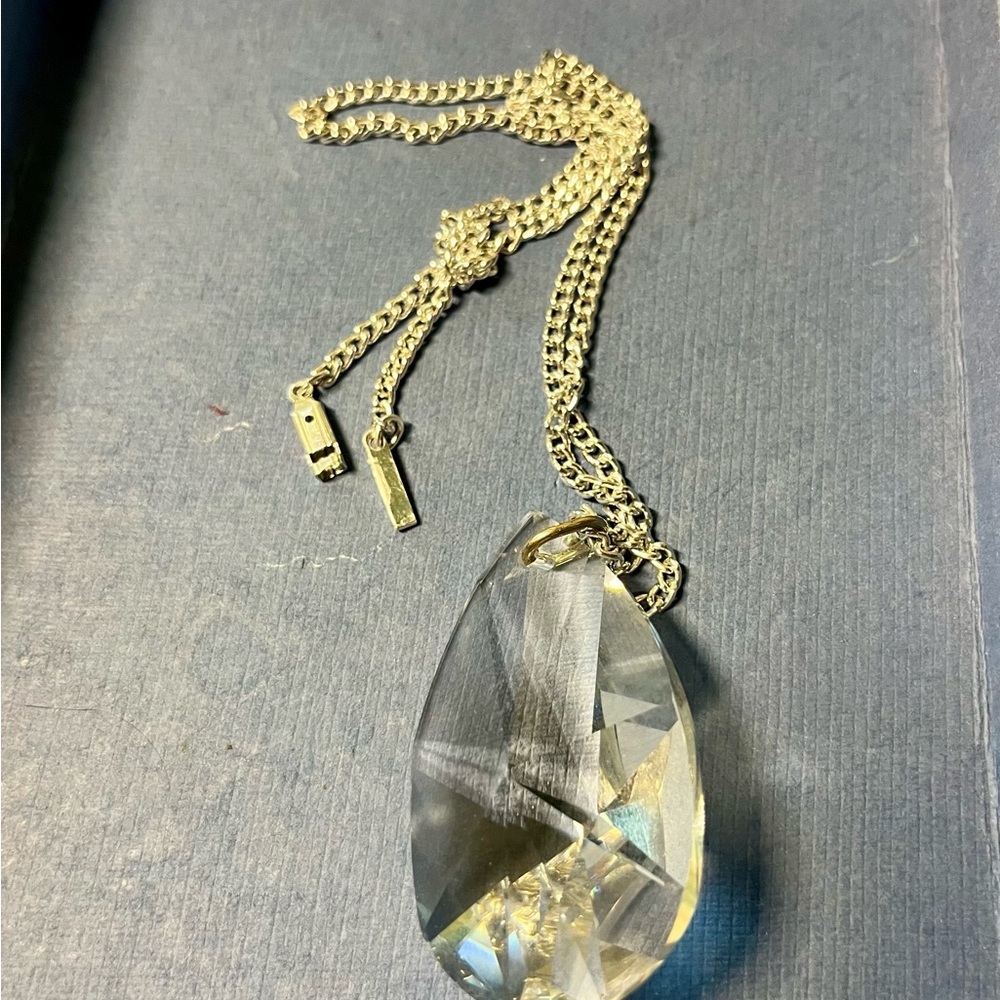 Elegant Crystal Prism‎ Pendant Necklace - Picture 3 of 5